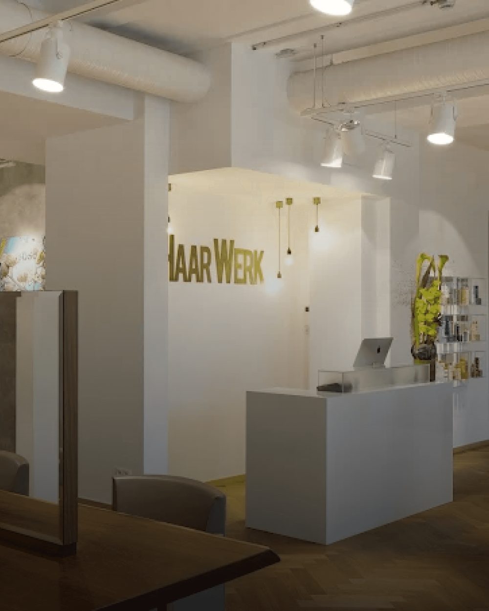 Empfang im Salon HaarWerk 60322 mit goldenem Schriftzug